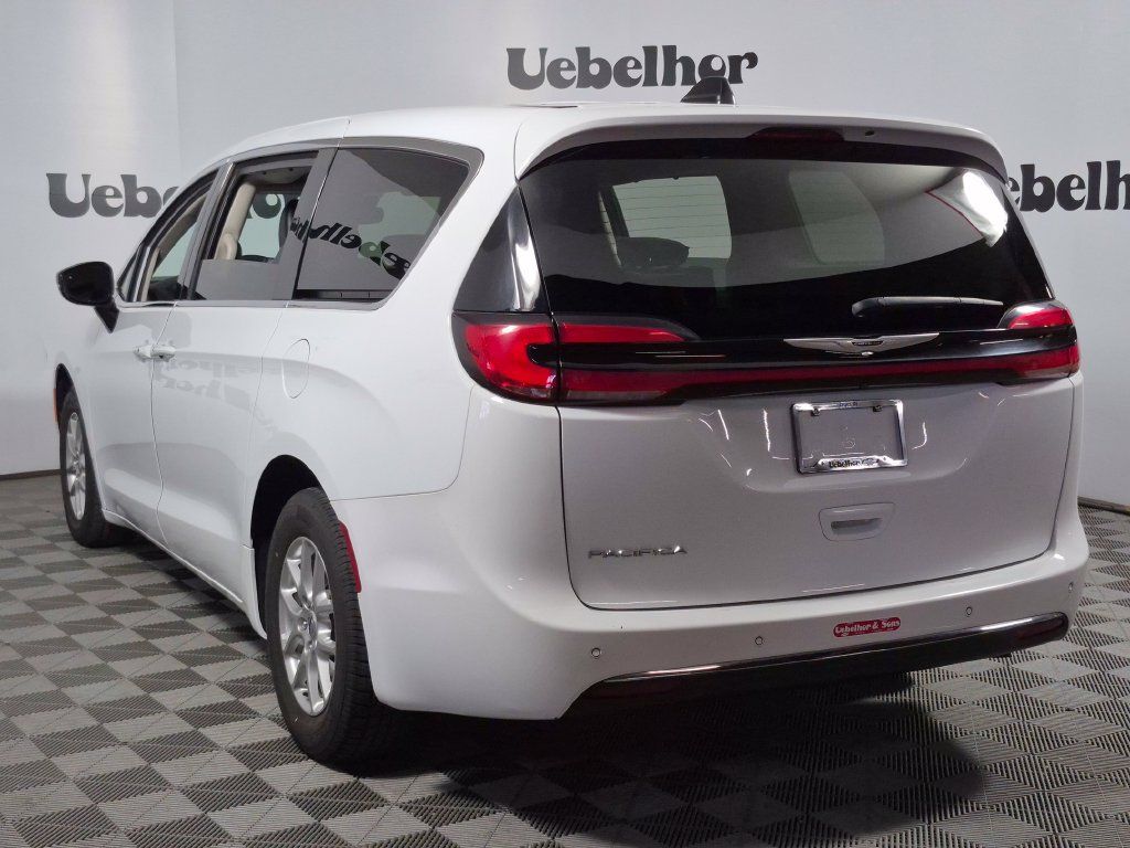 Used 2024 Chrysler Pacifica Touring-L FWD image 5