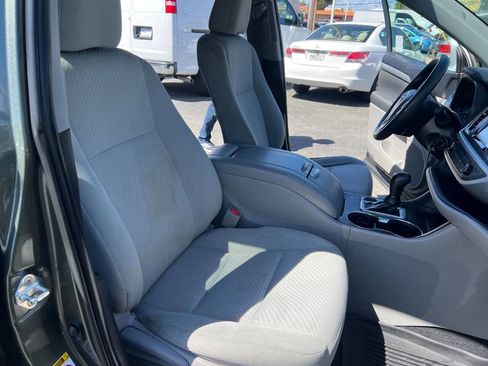 Used 2019 Toyota Highlander LE image 11