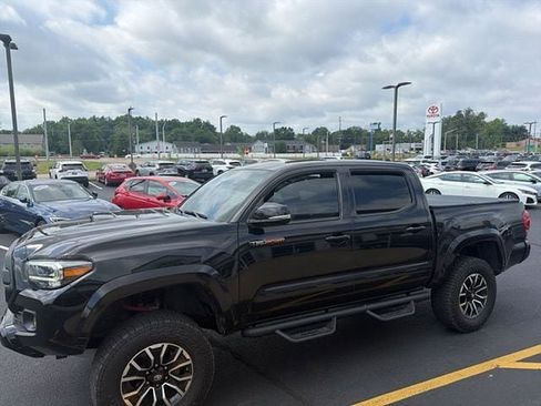 Used 2020 Toyota Tacoma TRD Sport w/ TRD Premium Sport Package AWD/4WD image 2
