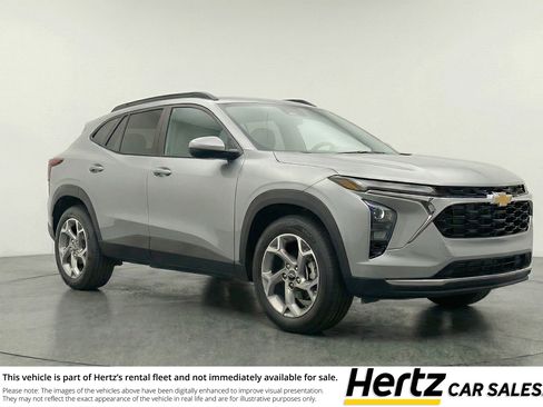 Used 2025 Chevrolet Trax LT FWD image 1