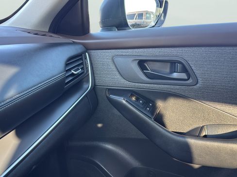 Used 2023 Nissan Rogue S AWD/4WD image 13