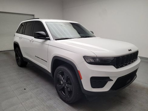 Used 2023 Jeep Grand Cherokee Altitude AWD/4WD image 13