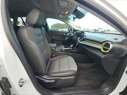 Used 2025 Chevrolet Trax LT w/ Driver Confidence Package image 12