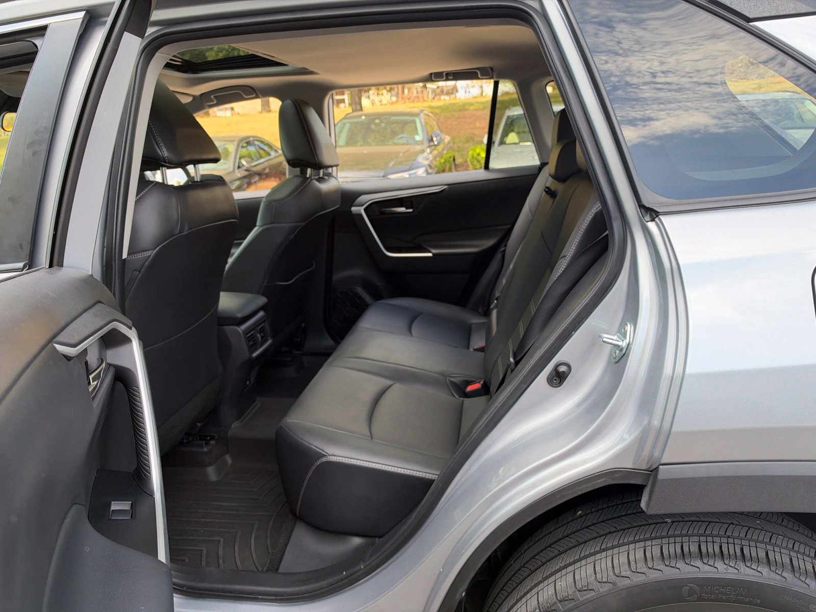 Used 2021 Toyota RAV4 XLE Premium AWD/4WD image 31