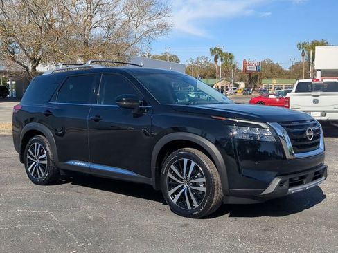 Certified 2025 Nissan Pathfinder Platinum FWD image 2