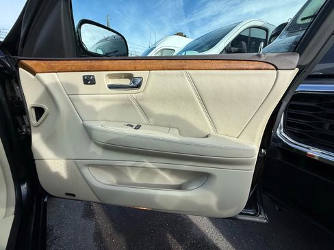 Used 2010 Cadillac DTS Platinum image 28