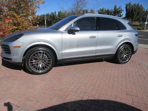 Used 2023 Porsche Cayenne image 3