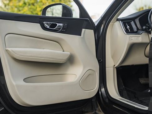 Used 2018 Volvo XC60 T6 Momentum w/ Convenience Package image 34