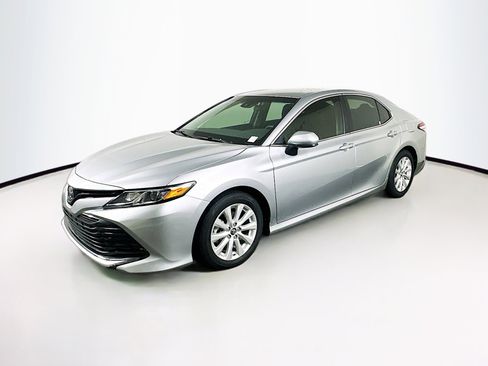 Used 2018 Toyota Camry LE FWD image 3