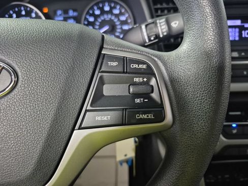 Used 2018 Hyundai Elantra SE w/ Winter Weather Package FWD image 11