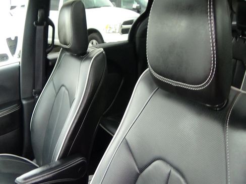 Used 2026 Chrysler Pacifica Limited FWD image 19