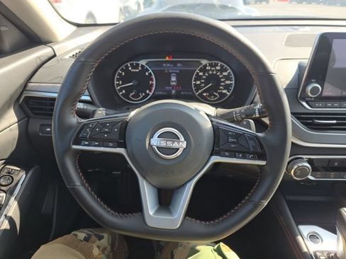Used 2025 Nissan Altima 2.5 SR FWD image 11