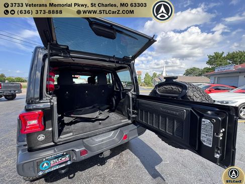 Used 2018 Jeep Wrangler Unlimited Sahara AWD/4WD image 12