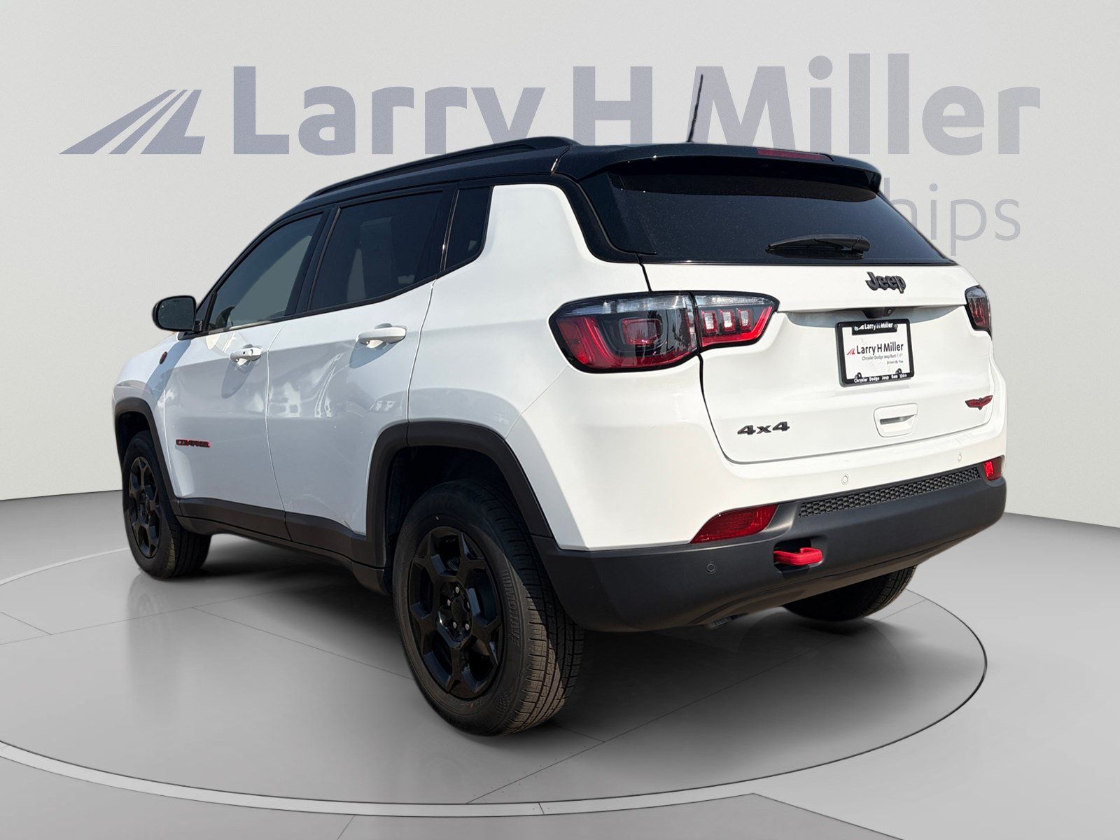 Used 2024 Jeep Compass Trailhawk AWD/4WD image 4