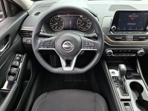Used 2023 Nissan Altima 2.5 SV AWD/4WD image 2