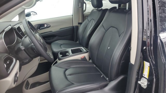 Used 2024 Chrysler Pacifica Touring-L FWD image 21