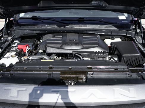 Used 2022 Nissan Titan SV image 12