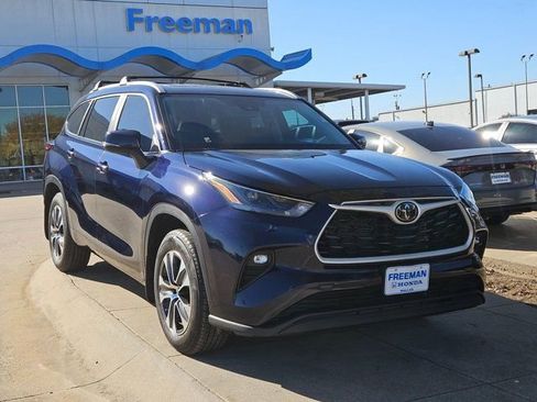 Used 2024 Toyota Highlander LE image 3