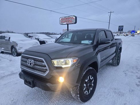 Used 2016 Toyota Tacoma TRD Off-Road image 2