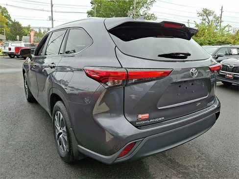 Certified 2023 Toyota Highlander XLE image 4