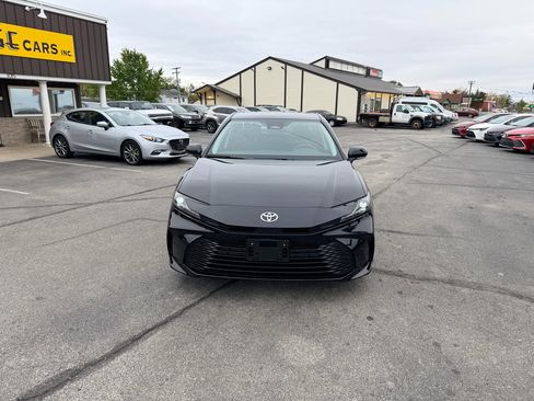 Used 2025 Toyota Camry LE image 3