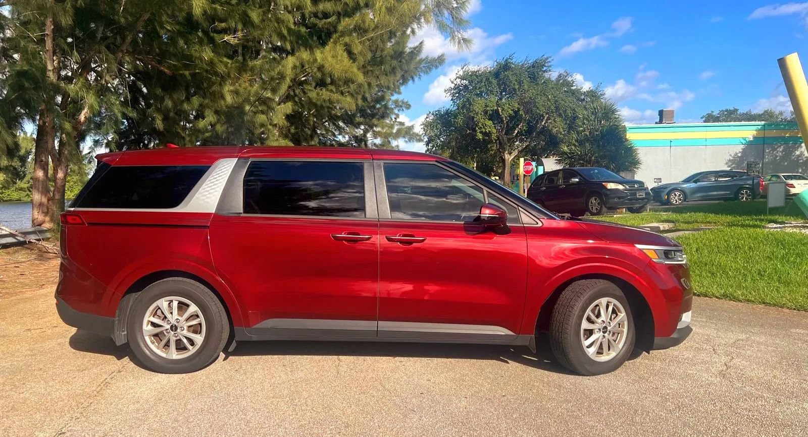 Used 2022 Kia Carnival LX FWD image 4