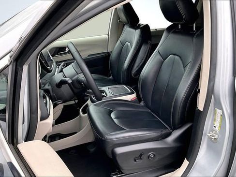 Used 2023 Chrysler Pacifica Touring-L image 19