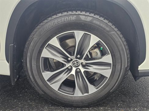 Used 2021 Toyota Highlander XLE image 9