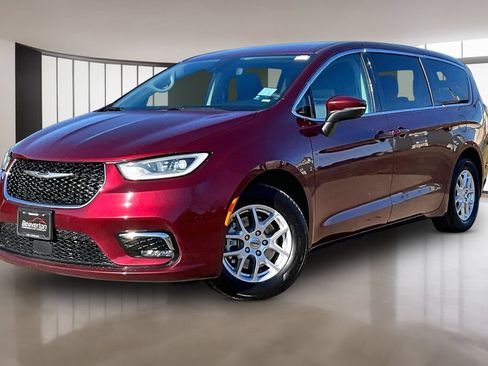 Used 2023 Chrysler Pacifica Touring-L FWD image 2