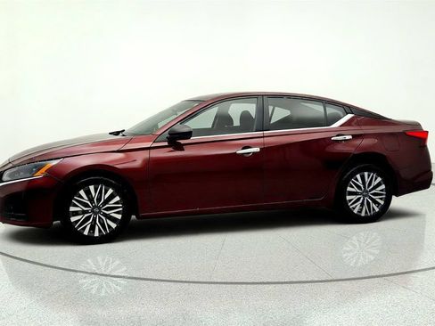 Used 2025 Nissan Altima 2.5 SV FWD image 8