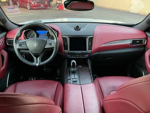 Used 2018 Maserati Levante GranLusso image 18