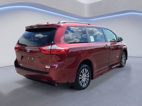 Used 2019 Toyota Sienna XLE w/ XLE Navigation Package FWD image 3