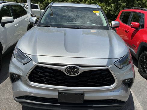Used 2021 Toyota Highlander XLE FWD image 2