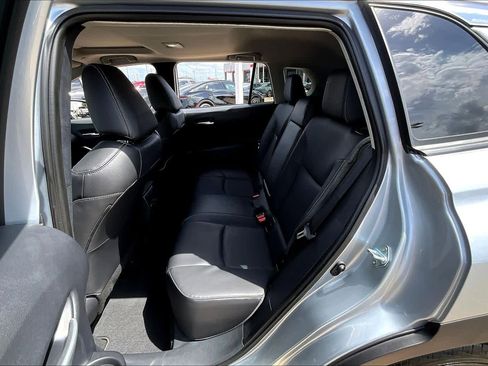 Used 2024 Toyota Corolla Cross XLE w/ Convenience Package image 20