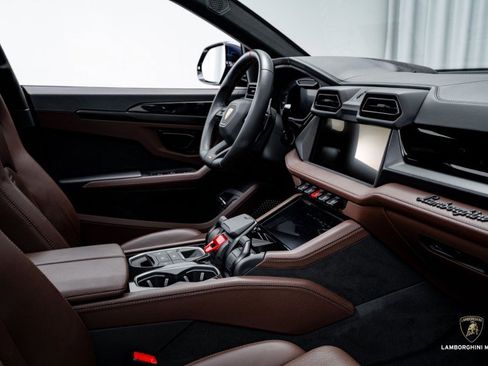 Used 2025 Lamborghini Urus SE image 38