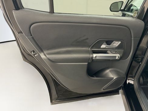 Used 2025 Mercedes-Benz GLB 250 4MATIC image 27