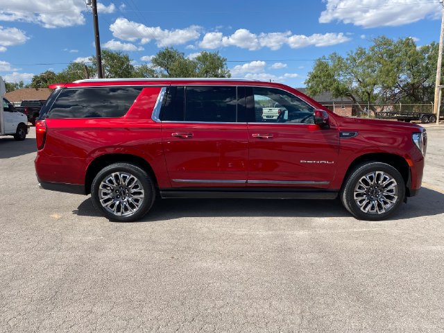 Used 2023 GMC Yukon XL Denali Ultimate AWD/4WD image 7
