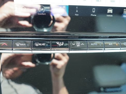 Used 2022 Jeep Wagoneer Series III w/ Rear Seat Video Group 1 AWD/4WD image 35