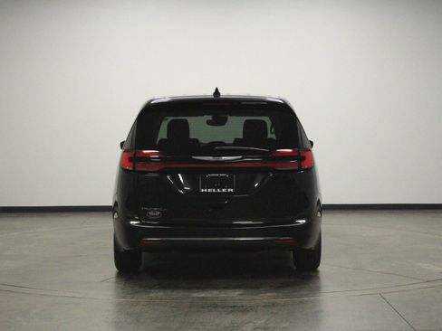 Used 2023 Chrysler Pacifica Touring-L FWD image 7
