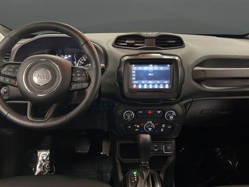 Used 2018 Jeep Renegade Altitude FWD image 11