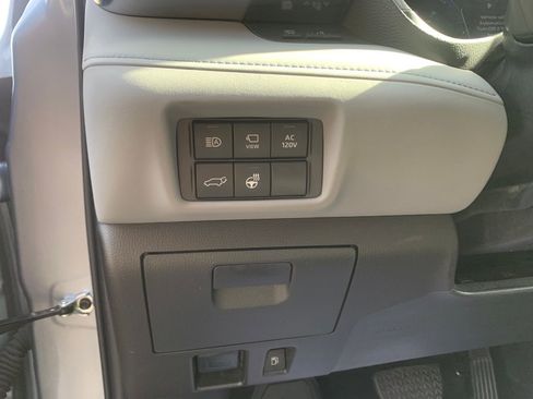 Used 2024 Toyota Highlander Platinum image 14