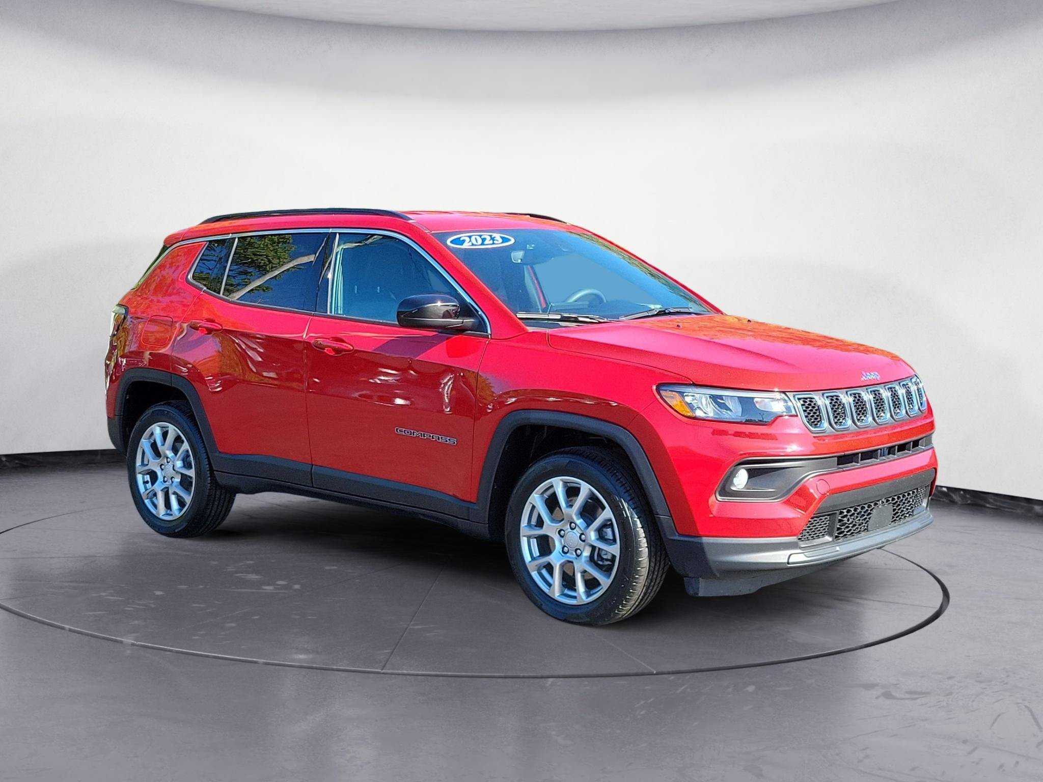 Used 2023 Jeep Compass Latitude AWD/4WD image 2