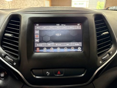 Used 2019 Jeep Cherokee Latitude Plus w/ Comfort/Convenience Group FWD image 19