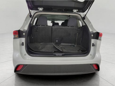 Used 2023 Toyota Highlander L image 16