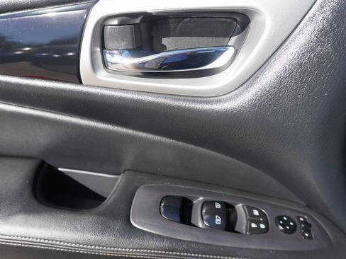 Used 2020 Nissan Pathfinder SV image 9