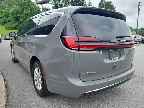Used 2023 Chrysler Pacifica Touring-L FWD image 7
