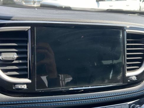 Used 2021 Chrysler Pacifica Touring-L w/ Uconnect Theater Family Group FWD image 27