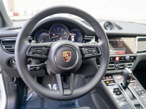 Certified 2025 Porsche Macan image 12
