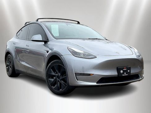Used 2024 Tesla Model Y Long Range AWD/4WD image 3