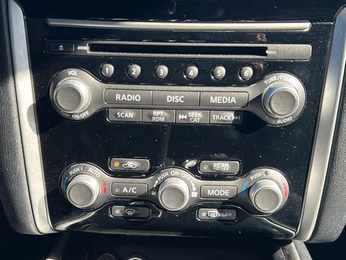 Used 2017 Nissan Pathfinder SV FWD image 11